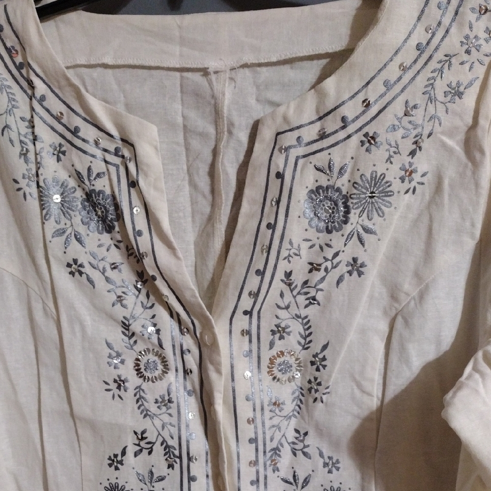 2/ 8 Dollars Sale Vibrant And Adorable Embossed Linen  Silver And Cream Blouse - Picture 2 of 5